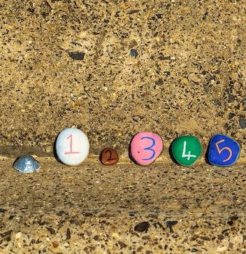 Colourful stones numbered 1 to 5